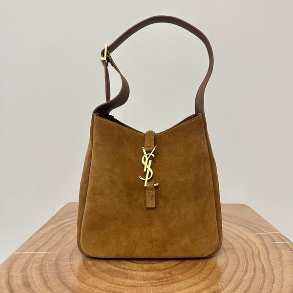 LE 5 À 7  SUPPLE SMALL 22 IN  CARAMEL BROWN SUEDE